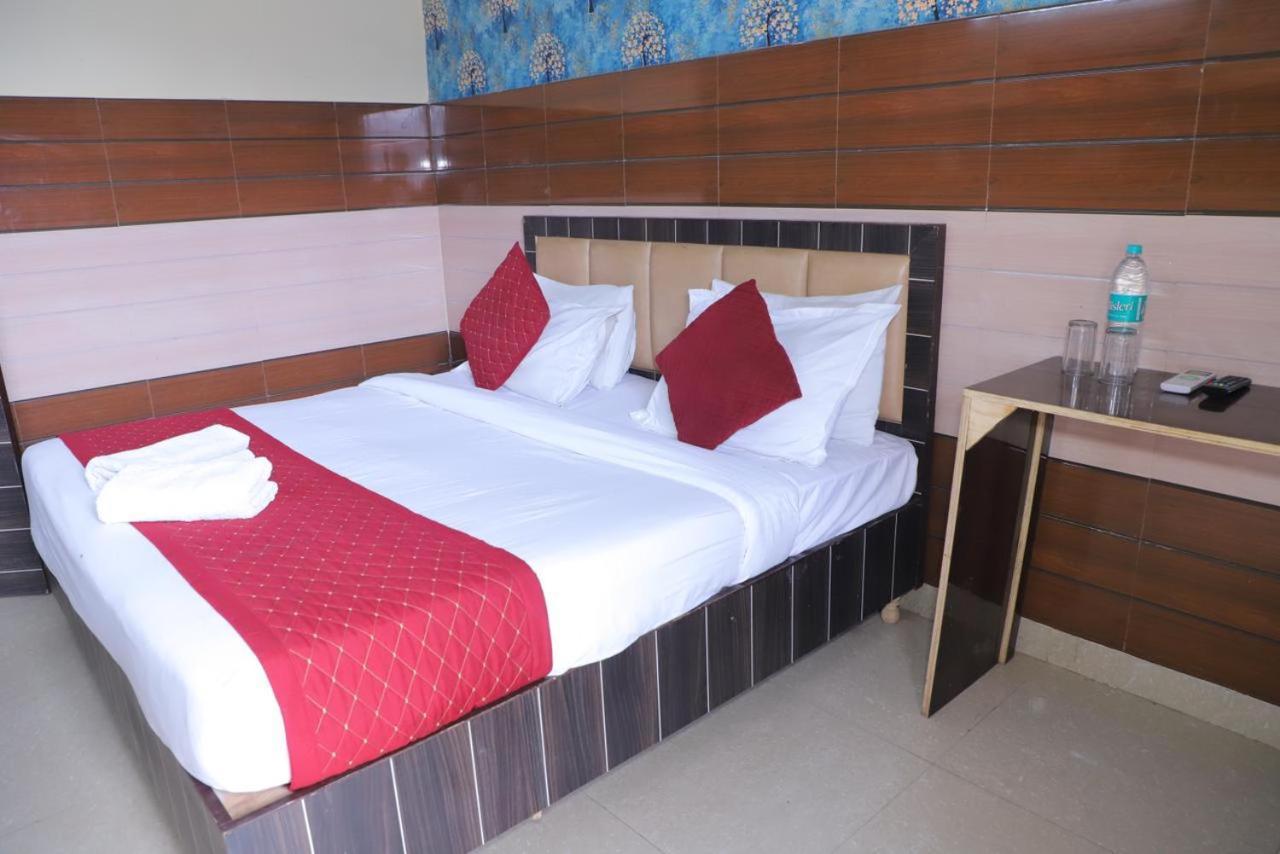 נוידה Hotel Aditya Residency Near Sector 63 Metro Station מראה חיצוני תמונה